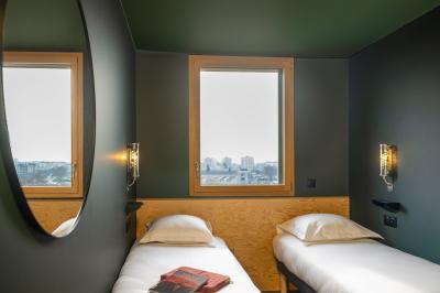 Miniature Chambre twin Chambre avec lit double, lits superposés en bois, éclairage chaleureux et mur décoré d'une fresque de paysage naturel.