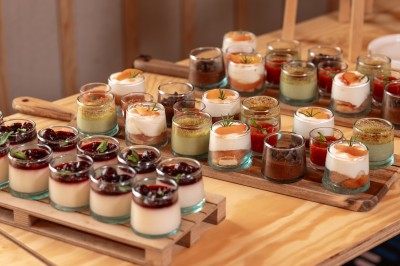 Miniature Cocktail Chambre avec lit double, lits superposés en bois, éclairage chaleureux et mur décoré d'une fresque de paysage naturel.