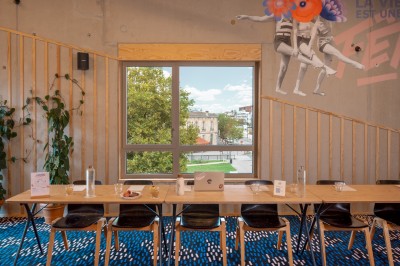 Salle de bain moderne avec douche vitrée, carrelage blanc, lavabo suspendu et éclairage mural.