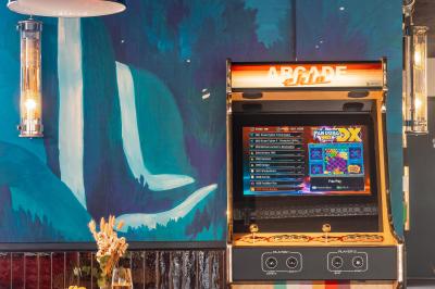 Chambre moderne avec lits superposés en bois, table ronde, chaise, et porte donnant sur l'extérieur.