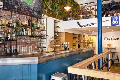 Distributeur de boisson citronnée sur pied, avec plateau de charcuterie et verre garni de menthe au premier plan.