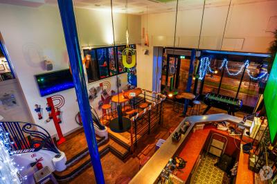 Distributeur de boisson citronnée sur pied, avec plateau de charcuterie et verre garni de menthe au premier plan.