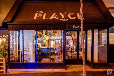 Distributeur de boisson citronnée sur pied, avec plateau de charcuterie et verre garni de menthe au premier plan.