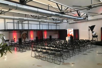 Miniature Just4events #2 Une boule à facettes illumine une salle sombre avec des reflets lumineux, créant une ambiance festive.