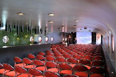 Miniature Just4events #3 Une boule à facettes illumine une salle sombre avec des reflets lumineux, créant une ambiance festive.