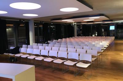 Miniature Just4events #4 Une boule à facettes illumine une salle sombre avec des reflets lumineux, créant une ambiance festive.