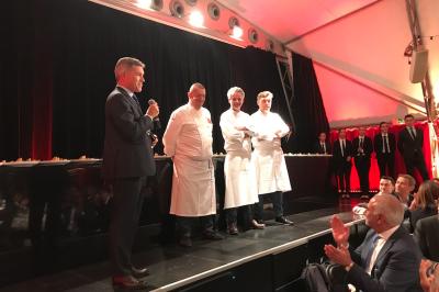 Miniature Just4events #5 Une boule à facettes illumine une salle sombre avec des reflets lumineux, créant une ambiance festive.