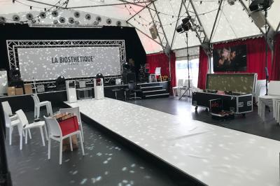 Miniature Just4events #6 Une boule à facettes illumine une salle sombre avec des reflets lumineux, créant une ambiance festive.