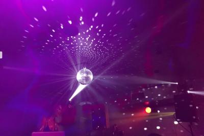 Miniature Just4events #7 Une boule à facettes illumine une salle sombre avec des reflets lumineux, créant une ambiance festive.