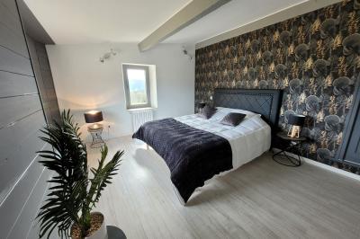 Miniature Location salle Peyruis (Alpes-de-Haute-Provence) - Les Grandes Mollières #19 Salle de bain moderne avec toilettes suspendues, lavabo design, meuble en bois et plantes décoratives.