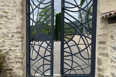 Miniature Location salle Peyruis (Alpes-de-Haute-Provence) - Les Grandes Mollières #15 Salle de bain moderne avec toilettes suspendues, lavabo design, meuble en bois et plantes décoratives.