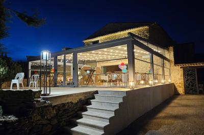 Miniature Location salle Peyruis (Alpes-de-Haute-Provence) - Les Grandes Mollières #6 Salle de bain moderne avec toilettes suspendues, lavabo design, meuble en bois et plantes décoratives.
