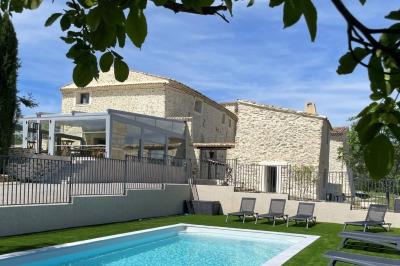 Miniature Location salle Peyruis (Alpes-de-Haute-Provence) - Les Grandes Mollières #2 Salle de bain moderne avec toilettes suspendues, lavabo design, meuble en bois et plantes décoratives.