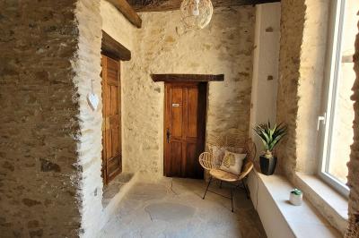 Miniature Location salle Peyruis (Alpes-de-Haute-Provence) - Les Grandes Mollières #12 Salle de bain moderne avec toilettes suspendues, lavabo design, meuble en bois et plantes décoratives.