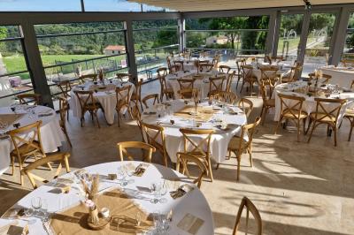 Miniature Location salle Peyruis (Alpes-de-Haute-Provence) - Les Grandes Mollières #4 Salle de bain moderne avec toilettes suspendues, lavabo design, meuble en bois et plantes décoratives.