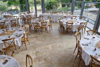 Miniature Location salle Peyruis (Alpes-de-Haute-Provence) - Les Grandes Mollières #5 Salle de bain moderne avec toilettes suspendues, lavabo design, meuble en bois et plantes décoratives.