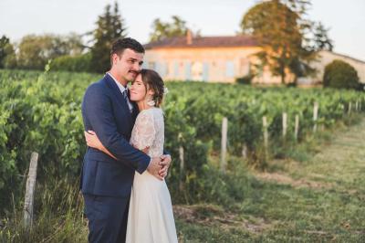 Lit avec tête de lit en métal blanc, draps et oreillers blancs, lampe de chevet sur une table contre un mur vert.