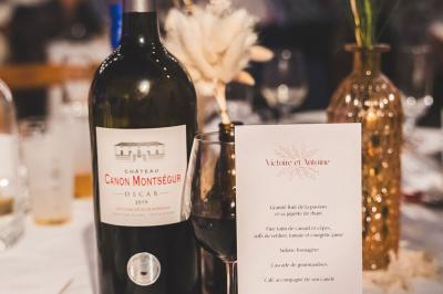 Lit avec tête de lit en métal blanc, draps et oreillers blancs, lampe de chevet sur une table contre un mur vert.