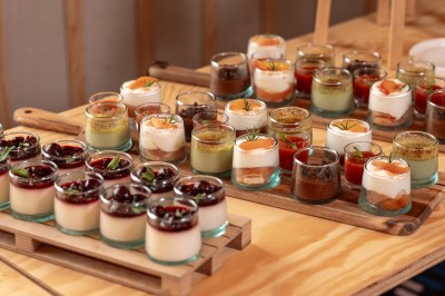 Salle de bain moderne avec douche à l'italienne, carrelage blanc, lavabo suspendu et éclairage mural.