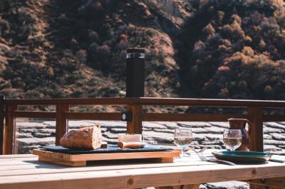 Chalets en bois entourés de neige au pied de montagnes sous un ciel bleu clair.