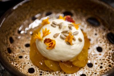 Petit-déjeuner composé de croissants, café, jus d'orange, confitures, céréales, fruits rouges et produits laitiers.