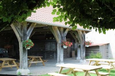Petit-déjeuner composé de croissants, café, jus d'orange, confitures, céréales, fruits rouges et produits laitiers.