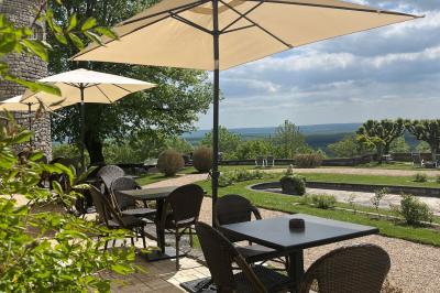 Petit-déjeuner composé de croissants, café, jus d'orange, confitures, céréales, fruits rouges et produits laitiers.