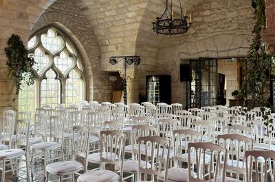 Petit-déjeuner composé de croissants, café, jus d'orange, confitures, céréales, fruits rouges et produits laitiers.