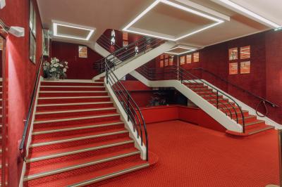 Façade du Théâtre Saint-Georges dans une rue calme avec des passants et des bâtiments environnants.