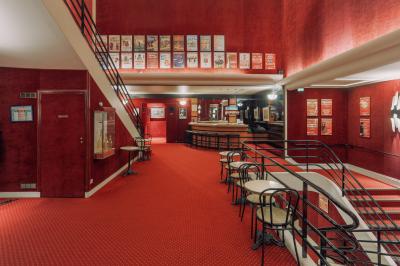 Façade du Théâtre Saint-Georges dans une rue calme avec des passants et des bâtiments environnants.