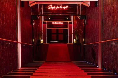 Façade noire d'un établissement nommé ’Murex Paris’ avec enseigne indiquant restaurant, club et piano-bar.