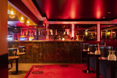 Façade noire d'un établissement nommé ’Murex Paris’ avec enseigne indiquant restaurant, club et piano-bar.