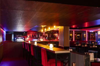 Façade noire d'un établissement nommé ’Murex Paris’ avec enseigne indiquant restaurant, club et piano-bar.