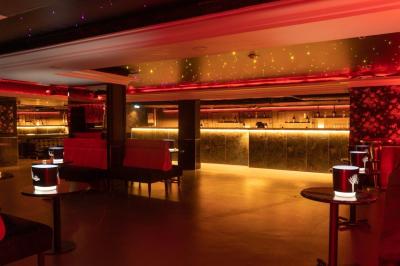 Façade noire d'un établissement nommé ’Murex Paris’ avec enseigne indiquant restaurant, club et piano-bar.