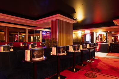 Façade noire d'un établissement nommé ’Murex Paris’ avec enseigne indiquant restaurant, club et piano-bar.