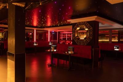 Façade noire d'un établissement nommé ’Murex Paris’ avec enseigne indiquant restaurant, club et piano-bar.