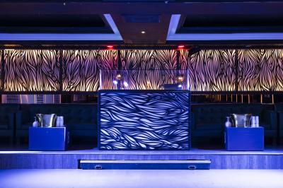 Façade noire d'un établissement nommé ’Murex Paris’ avec enseigne indiquant restaurant, club et piano-bar.