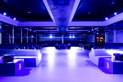 Façade noire d'un établissement nommé ’Murex Paris’ avec enseigne indiquant restaurant, club et piano-bar.