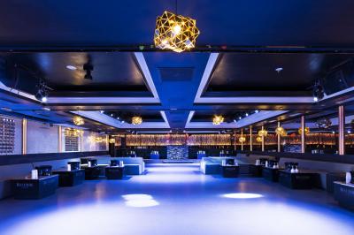 Façade noire d'un établissement nommé ’Murex Paris’ avec enseigne indiquant restaurant, club et piano-bar.