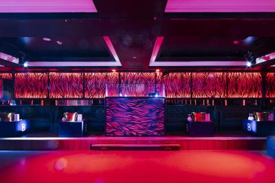 Façade noire d'un établissement nommé ’Murex Paris’ avec enseigne indiquant restaurant, club et piano-bar.