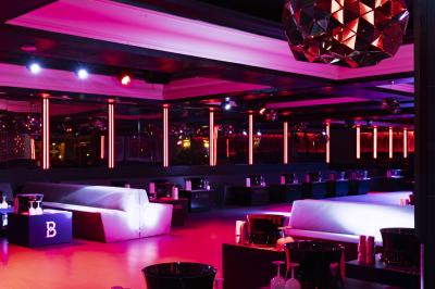 Façade noire d'un établissement nommé ’Murex Paris’ avec enseigne indiquant restaurant, club et piano-bar.