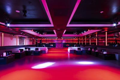 Façade noire d'un établissement nommé ’Murex Paris’ avec enseigne indiquant restaurant, club et piano-bar.