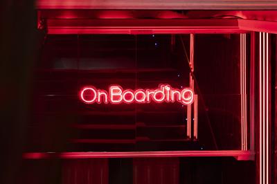 Façade noire d'un établissement nommé ’Murex Paris’ avec des portes vitrées et une enseigne indiquant restaurant, club…