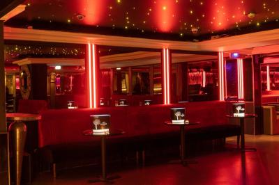 Façade noire d'un établissement nommé ’Murex Paris’ avec des portes vitrées et une enseigne indiquant restaurant, club…