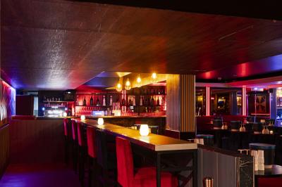 Façade noire d'un établissement nommé ’Murex Paris’ avec des portes vitrées et une enseigne indiquant restaurant, club…