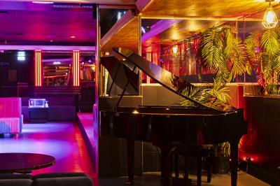 Façade noire d'un établissement nommé ’Murex Paris’ avec des portes vitrées et une enseigne indiquant restaurant, club…