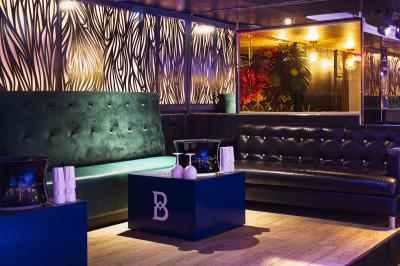 Façade noire d'un établissement nommé ’Murex Paris’ avec des portes vitrées et une enseigne indiquant restaurant, club…