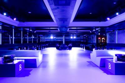 Façade noire d'un établissement nommé ’Murex Paris’ avec des portes vitrées et une enseigne indiquant restaurant, club…