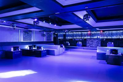 Façade noire d'un établissement nommé ’Murex Paris’ avec des portes vitrées et une enseigne indiquant restaurant, club…