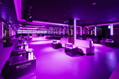 Façade noire d'un établissement nommé ’Murex Paris’ avec des portes vitrées et une enseigne indiquant restaurant, club…